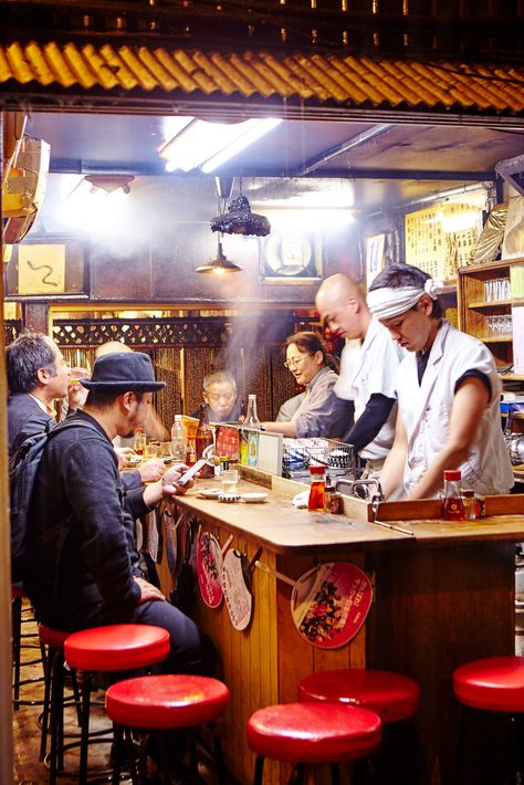 Omoide Yokocho is a warren of small bars and eateries by Tokyo's Shinjuku station - the busiest in the world. Photo by Matt Munro. Japan Street Food, Reference Anime, Japanese Bar, Urban People, Vespa Retro, Noodle Bar, Ramen Shop, Small Bars, Restaurant Photography