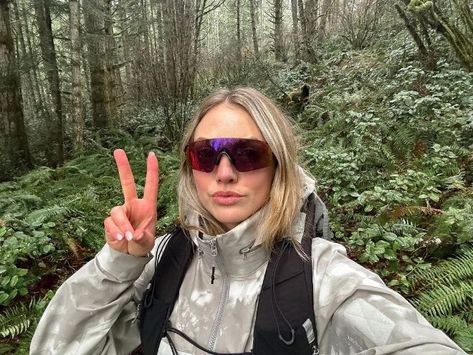 Hiking Sunglasses, Trekking Outfit, Nature Outfits, Cute Hiking Outfit, Hiking Fits, Hiking Places, Outdoorsy Style, Hiking Outfit Women, Hiking Pictures