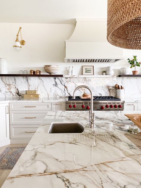 Calacatta Luxe, Quartz Kitchen Countertops, Quartz Kitchen, Countertop Design, Casa Container, Kitchen Design Trends, Kitchen Inspiration Design, Kitchen Marble, Kitchen Redo