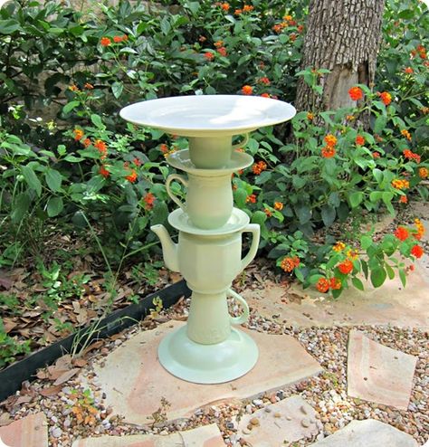 Birdbath from Teapot, Cups, and Saucers...makes me think Alice in Wonderland Alice In Wonderland Garden, Diy Bird Bath, Funky Junk Interiors, Bird Bath Garden, Alice In Wonderland Theme, Diy Birds, Garden Art Projects, Glass Garden, Garden Theme