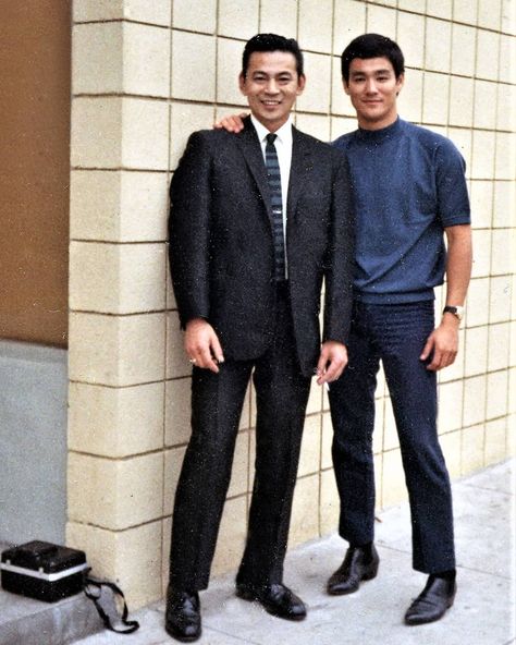 Bruce Lee🎴 on Instagram: “Bruce with friend 😎” Jet Lee, Bruce Lee Martial Arts, Martial Arts Film, Bruce Lee Photos, Boxing Posters, King Do, Brandon Lee, Happy Sunday Everyone, Fashion Suits For Men