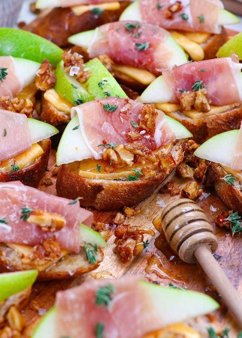 How To Make Crostini, Prosciutto Appetizer, Wine Pairing Dinner, Holiday Flavors, Crostini Recipe, Ripe Pears, Crostini Appetizers, Holiday Appetizers Easy, Fancy Appetizers