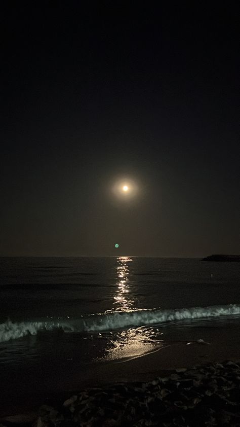 Night Sky At Beach, Beaches At Night Aesthetic, Moody Beach Aesthetic, Night Aesthetic Beach, Dark Sea Aesthetic, Sea Night Beach, Photo Sombre, Beach Night Photos, Beaches At Night