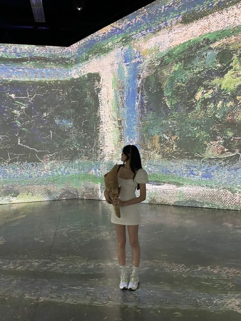 cute, aesthetic, art, art gallery, white, white dress, pearls, flowers, artwork, monet, paintings Aesthetic Everyday Pictures, White Museum Aesthetic, Museum Summer Outfit, Art Gallery Outfit Aesthetic, Art Gallery Aesthetic Outfit, Art Gallery Date, Museum Pics, Gallery Date, Gallery Outfit