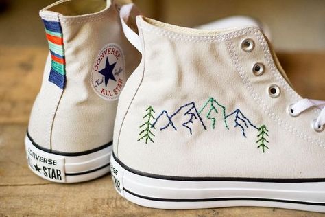 Diy Converse, Diy Wedding Shoes, Embroidered Vans, Vintage Boyfriend Jeans, White Converse Shoes, Converse Wedding Shoes, Embroidered Converse, Painted Canvas Shoes, Wedding Converse