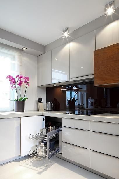 White Glossy Kitchen, High Gloss White Kitchen, High Gloss Kitchen Cabinets, Frameless Kitchen Cabinets, Gloss Kitchen Cabinets, Glossy Kitchen, White Gloss Kitchen, High Gloss Kitchen, Modern Kitchen Cabinet Design