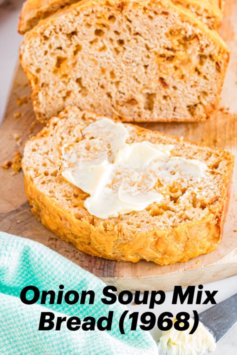 A slice of buttered onion soup mix bread on cutting board with rest of loaf. Easy Bread For Soup, Onion Soup Mix Bread, Onion Soup Bread Recipe, Onion Soup Bread 1968, French Onion Soup Bread, Bisquick Quick Bread Recipes, Bread To Serve With Soup, Bread Machine Beer Bread, Old Fashioned Bread Recipes