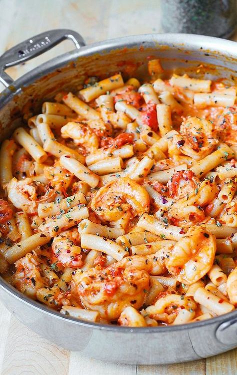 Spicy Shrimp Pasta in Garlic Tomato Cream Sauce Spicy Shrimp Pasta, Recipe Noodles, Pasta Shrimp, Tomato Cream Sauce, Pasta Easy, Cream Sauce Recipes, Pepper Pasta, Creamy Tomato Sauce, Pasta Pasta