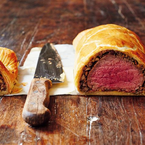 Beef Wellington Jamie Oliver, Jamie Oliver Comfort Food, Mini Beef Wellington, Wellington Recipe, Mojito Recept, Roasted Ham, Beef Wellington Recipe, Good Roasts, How To Cook Beef