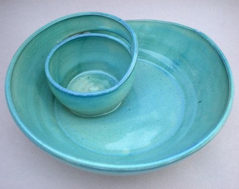 Dip dish, or dinner plate with soup/salad space. Tanah Liat, Slab Pottery, Dip Bowl, Pottery Classes, Ceramics Projects, Pottery Wheel, Pottery Designs, Pottery Studio, Clay Ceramics