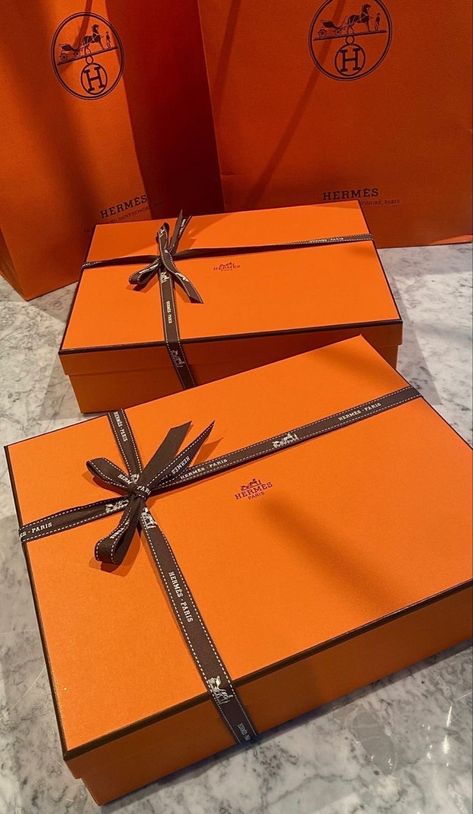 777 Hermes Box Aesthetic, Hermes Gift Boxes, Hermes Packaging, Hermes Shopping Bag, Hermes Gift, Hermes Shopping, Hermes Aesthetic, Luxury Birthday Gifts, Stile Blair Waldorf