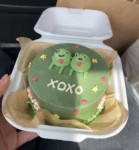 Frog Cake. Green Cake. Lunchbox Cake. Bento Cake. Sage Green Cake. Frogs in love. Birthday Cake. Lunchbox Cake Boyfriend, Green Lunchbox Cakes, Green Frog Cake, Frog Cakes Birthday, Lunchbox Cake For Boyfriend, Bento Cake 18th Birthday, Cake Bento Design, Green Bento Cake, Green Bday Cake