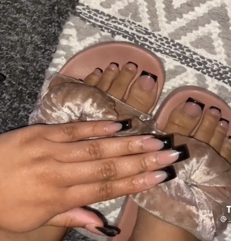 Trendy Nails For Black Women, Black French Toenails, Black Toe French Tip, Acrylic Nail And Toes Matching Ideas, Black French Tip Nails And Toes, Black French Tips Toes, Matching Toe And Nail Set, Black Nails And Toes Matching, Black Tip Toe Nails