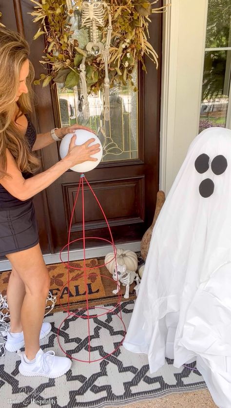 Tomato cage ghosts are the perfect addition to your Halloween decorations. This easy DIY project costs little to make but gives big "boos" for your buck! Tomato Cage Ghost, Diy Tomato Cage, How To Make Ghosts, Quick Halloween Crafts, Diy Halloween Ghosts, Halloween Diy Outdoor, Ghost Crafts, Fall Pumpkin Crafts, Easy Diy Halloween Decorations