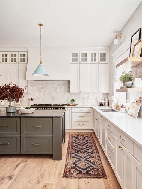 Cabinets Next To Kitchen Sink, Traditional Kitchen Design Elegant, Kitchen Hood Ideas, Kitchen 2022, White Shaker Kitchen, Hidden Kitchen, Shaker Kitchen Cabinets, Timeless Kitchen, Dream Kitchens