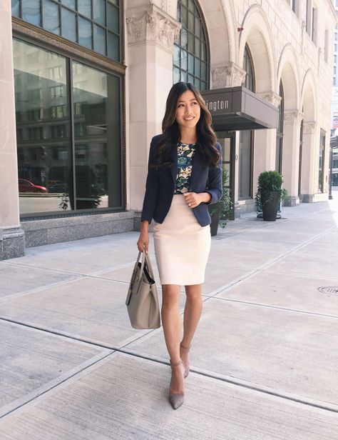 summer work outfit Outfits Mit Leggings, Heels Work Outfit, Outfit Petite, Business Professional Outfits, Professional Work Outfit, Walking Down The Street, Business Formal Dress, Summer Work Outfits, Professional Attire