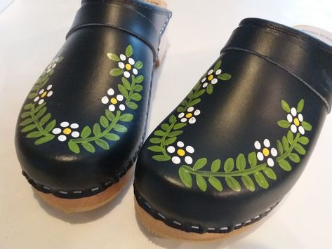 Painted Clogs, Art Shoes, Shoes Art, Timeless Shoes, Shoe Making, Wooden Clogs, Wooden Shoes, Painting Leather, Diy Stuff