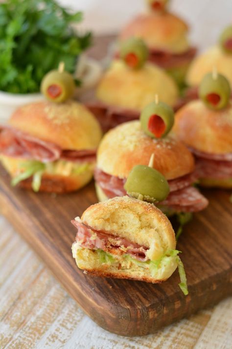 Party Sandwiches, Party Food Buffet, Catering Ideas Food, Mini Sandwiches, Party Food Platters, Cold Appetizers, Picnic Food, Finger Food Appetizers, Buffet Food