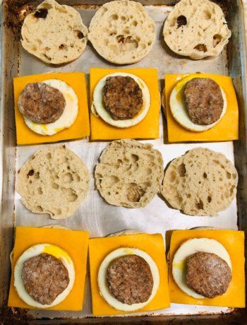 No fancy egg mcmuffin maker necessary for this Egg McMuffin Recipe. Make a batch of homemade freezer breakfast sandwiches and you'll rock breakfast time! Homemade Freezer Breakfast, Portable Breakfast Ideas, On The Go Lunch Ideas, Egg Mcmuffin Recipe, On The Go Lunch, Oven Baked Eggs, Field Meals, Portable Breakfast, Egg Mcmuffin