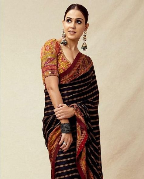 Genelia Dsouza Saree, Genelia Dsouza, Bollywood Saree Blouse Designs, Striped Saree, Genelia D'souza, Ritu Kumar, Geometric Motif, Long Dress Design, Black Saree