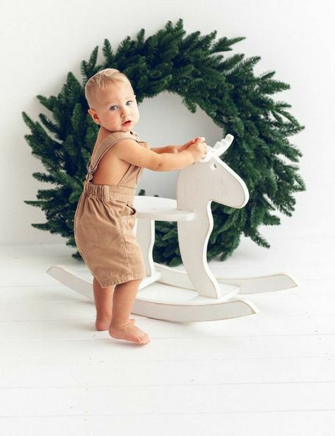 Holiday Mini Session Ideas Studio, Clean Christmas Photoshoot, Minimal Christmas Photography, Christmas 2023 Photoshoot, Modern Christmas Photos, Holiday Photoshoot Studio, Styled Christmas Shoot, Minimalistic Christmas Photoshoot, Minimalist Christmas Photoshoot