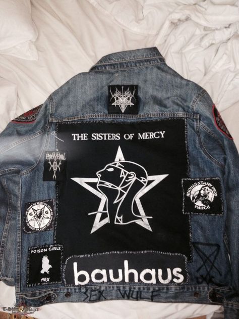 Goth Denim Jacket, Diy Denim Jacket Patch, Battle Jacket Ideas, Goth Vest, Goth Jeans, Goth Diy, Crust Pants, Dreamy Outfits, Goth Jacket