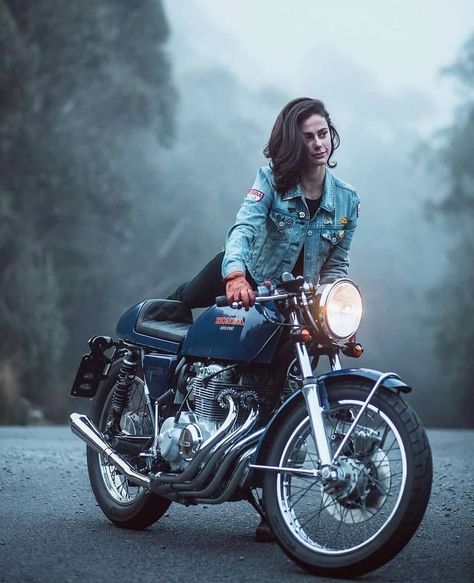 Lonely Road, Honda Cb400, Chicks On Bikes, Мотоциклы Cafe Racers, Cafe Racer Girl, Cafe Racer Style, Motorcycle Photography, Motorbike Girl, Bike Photoshoot