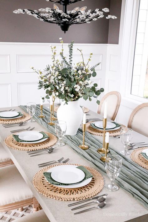 Small Round Table Decor Dining, Earth Tone Table Setting, Oval Dining Room Table Decor Ideas, Daily Table Setting Ideas, Dinning Tabletop Decor Ideas, Round Table Decor Dining, White Kitchen Table Decor, Wooden Dining Table Decor, Dinning Tabletop Decor