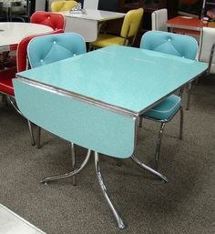 This is the best surface for a kitchen table bar none.  My aunt used hers for a baking/kneeding table and it worked great!  aqua-dinette Retro Kitchen Tables, Piscina Rectangular, Diy Kitchen Table, Kitchen Table Chairs, Store Concept, Retro Renovation, Dinette Sets, Retro Furniture, Diy Chair