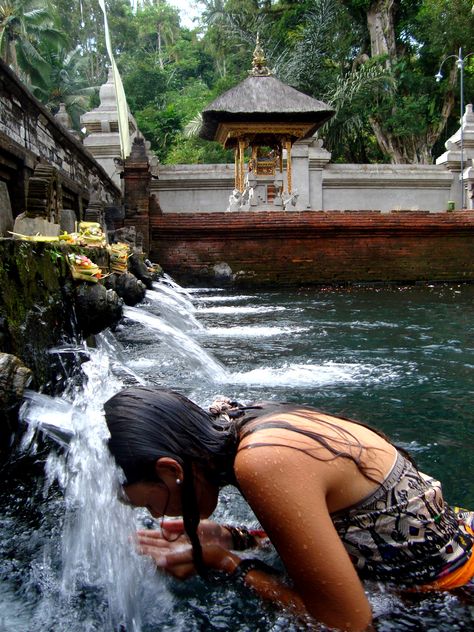 Holy Spring Water Temple in Bali ~ a really special ritual Bali Healing Retreat, Bali Spa Aesthetic, Bali Healing, Bali Temples, Retreat Aesthetic, Bali Temple, Bali Yoga Retreat, Bali Girls, Bali Retreat