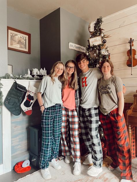 Pajama Set Christmas, Outfit Posada, Matching Pjs For Couples, Family Holiday Outfits, Pajama Party Outfit, Matching Outfits Best Friend, Matching Pjs, Flannel Pants, Christmas Pjs