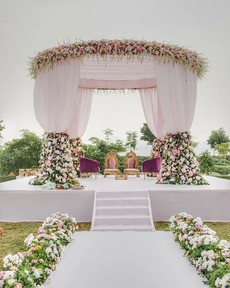 Outdoor Hindu Wedding, Sikh Wedding Decor, Indian Wedding Theme, Mandap Design, Wedding Hall Decorations, Flower Garland Wedding, Destination Wedding Decor, Wedding Background Decoration, Wedding Entrance Decor