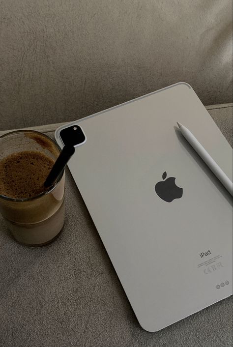 Ipad Aesthetic Vision Board, Ipad Pro Astethic, Ipad Photos Aesthetic, I Pad Pro Aesthetic, Drawing Ipad Aesthetic, Digital Product Aesthetic, Ipad Pro 11 Inch Aesthetic, Ipad Girl Aesthetic, Digital Products Aesthetic