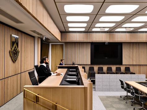 A Dynamic Stage – Moot Court Learning Precinct by Jackson Clements Burrows Architects • Encompassing an ardent learning environment where courtroom meets classroom, Moot Court Learning Precinct by Jackson Clements Burrows Architects presents a refined redevelopment that enriches Monash University’s Clayton Campus. #courtroom #classroom #interiordesign #lawschool #lawstudents #australianlaw #architecture #education #law Moot Court, Meeting Room Design, Office Meeting Room, Monash University, Conference Design, Workplace Design, Salou, Hotel Design, Interior Projects