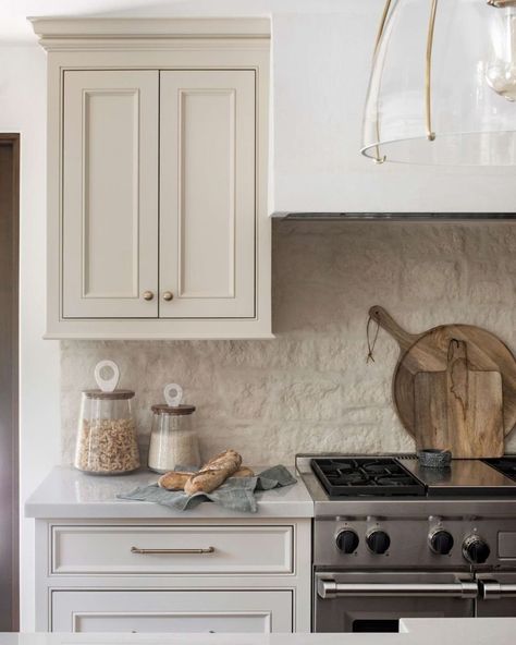 Stone Backsplash Inspiration - Design Trend Round Up - Farmhouse Living Sandstone Kitchen Backsplash, Old World Tile Backsplash Kitchen, White Rock Backsplash Kitchen, Alamo Stone Backsplash, Old World Tile Backsplash, Old World Backsplash, Old World Kitchen Backsplash, Elle Decor Kitchen, Vintage Backsplash Ideas