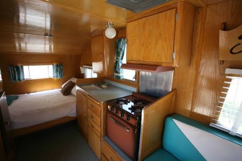 1958 Shasta Airflyte Kitchen (19332 visits, rating score 0.06) Kombi Trailer, Vintage Trailers Restoration, Vintage Camper Interior, Shasta Camper, Camper Interior Design, Canned Ham, Airstream Interior, Vintage Camper Remodel, Retro Caravan