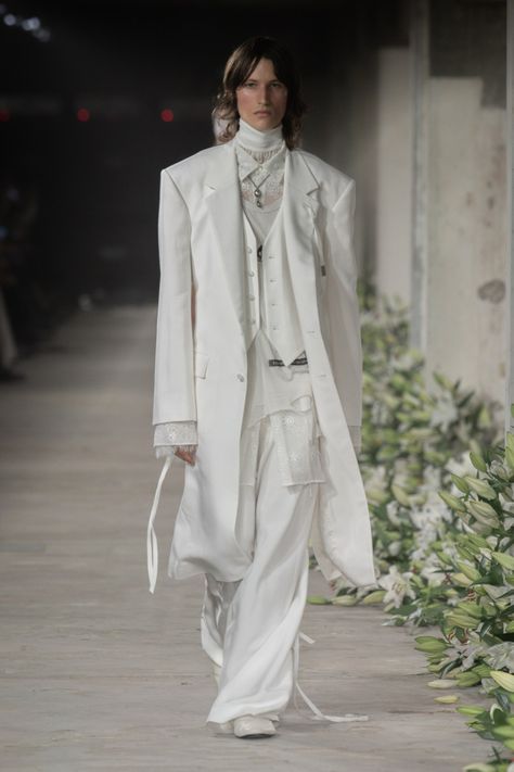 Ann Demeulemeester Spring 2025 Ready-to-Wear Collection at Paris Fashion Week Anne Demeulemeester, Wlw Wedding, Artisanal Fashion, Spring 2025, Show Collection, Illustration Fashion Design, Illustration Fashion, Ann Demeulemeester, September 2024