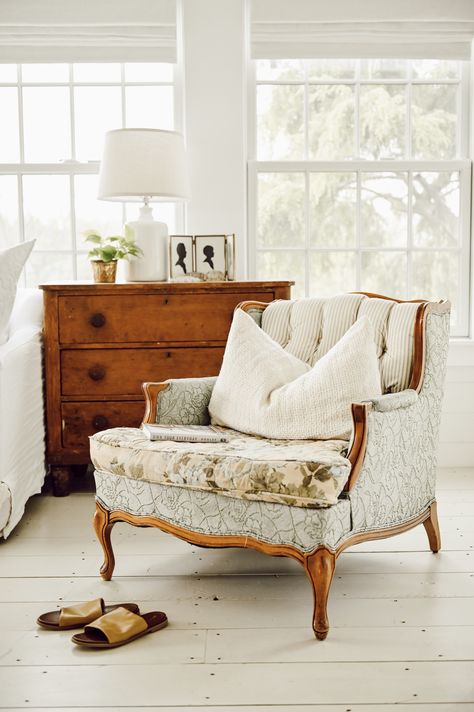 A New Cozy Vintage Chair - Liz Marie Blog Vintage Reading Chair, Vintage Chairs Living Room, Cozy Bedroom Chair, Cozy Vintage Bedroom, Cozy Vintage Living Room, Buffet Vintage, Cozy Rooms, Lustre Vintage, Liz Marie