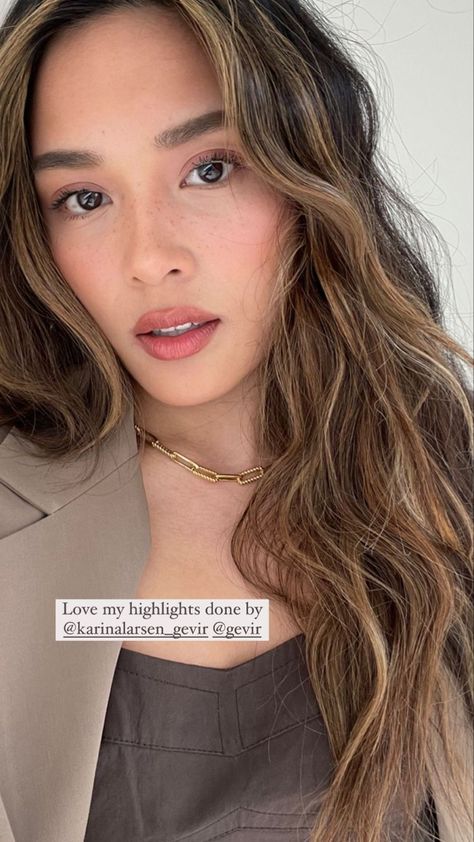 Hair Inspo Color Filipino, Asian Light Brown Hair Highlights, Hair Color For Morena Skin Filipina Balayage, Asian Caramel Hair, Filipino Balayage Hair, 2024 Asian Hair Trends For Women, Filipino Blonde Hair, Blond Asian Hair, Filipino Hair Color