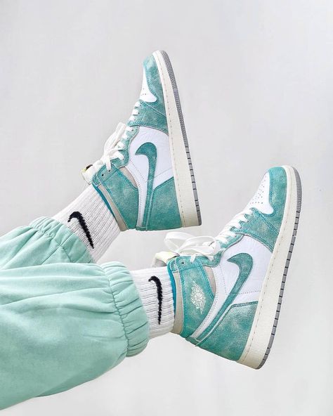 Air Jordan 1 Turbo Green, Jordan 1 Retro High Turbo Green, Jordan 1 Turbo Green, Doudoune The North Face, Green Basketball Shoes, Green Jordans, Turbo Green, Buy Jordans, Nike Air Jordan 1 Retro