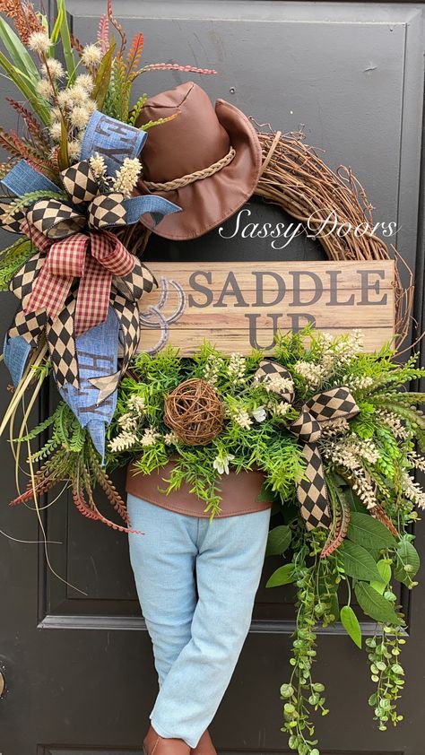 Cowboy Wreaths Western, Cowboy Boot Wreath, How To Make A Horse Head Wreath Frame Diy, Western Wreaths For Front Door Rustic, Diy Horse Head Wreath, Western Wreaths Rustic, Cowboy Hat Wreath, Lasso Wreath Diy, Western Wreath Ideas