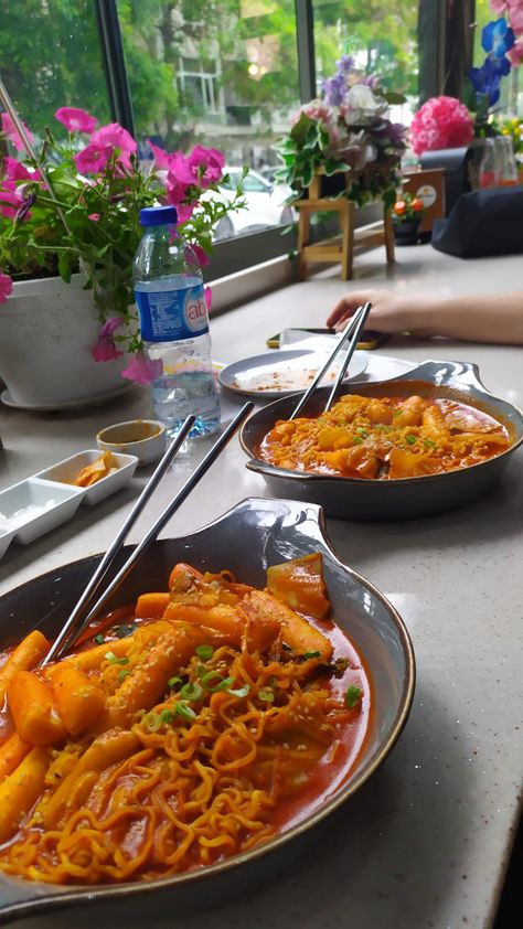 Korean Food Snapchat, Korean Food Aethstetic, Korea Life, Korean Lifestyle, Food Vibes, South Korean Food, Korean Noodles, Bistro Food, Korean Street Food