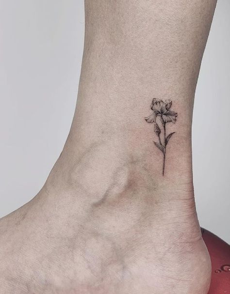 A Quick & Easy Illustrated Guide To Iris Tattoo Meanings Mini Flower Tattoos, Great Tattoo Ideas, Iris Flower Tattoo, Iris Tattoo, Tulip Tattoo, Lavender Tattoo, Tattoo Meanings, Most Popular Tattoos, Cross Tattoo