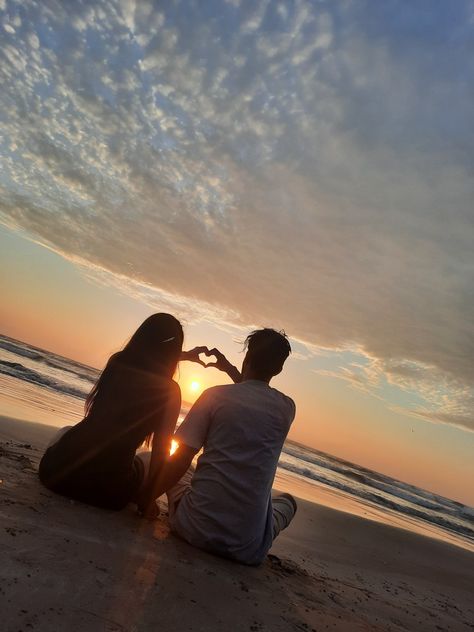 Photos Couple Plage, Romantic Beach Couple, Beach Couple Poses, Couples Beach Photography, Couple Beach Pictures, Beach Couple, Romantic Beach, Beach Photography Poses, Couple Picture Poses