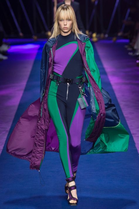 Versace Spring 2017: Edie Campbell walks the runway in nylon jacket with slim-fit top and pants Versace 2017, Versace Spring, How To Wear Leggings, Versace Fashion, Donatella Versace, Milano Fashion Week, 2017 Fashion, British Vogue, Spring Summer 2017