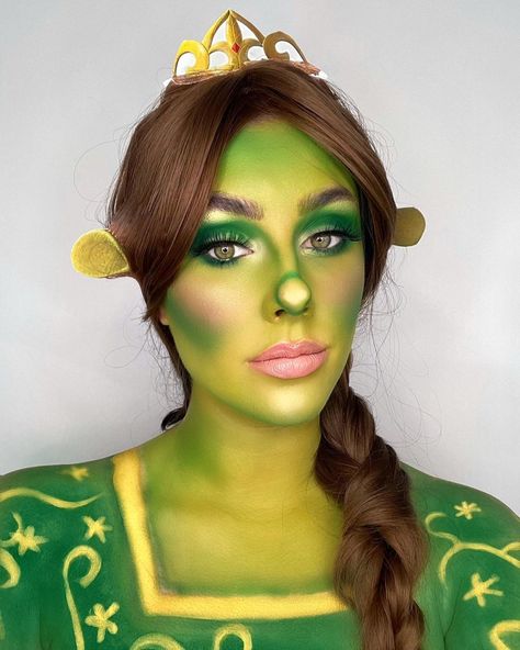 Shrek Fiona Makeup, Shrek Halloween Costumes Diy, Shrek Photoshoot Ideas, Fiona Makeup Shrek, Princess Fiona Makeup, Fantasia Shrek E Fiona, Ogre Makeup, Shrek Makeup Ideas, Fiona Costume Diy