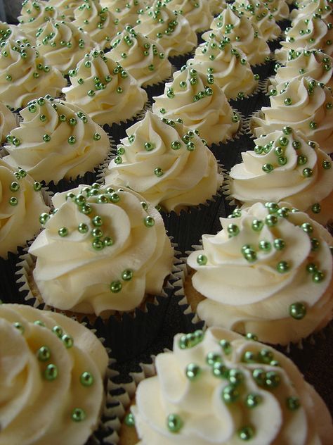 wedding cupcake green - Google Search Sage Green Cupcake Ideas, Emerald Wedding Cupcakes, Cupcakes With Green Frosting, Cute Wedding Cupcakes, Light Green Cupcakes, Green Gold Cupcakes, Green Baby Shower Cupcakes, Emerald Green Cupcakes, Cupcakes Verdes