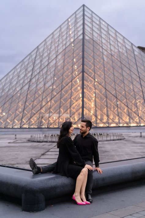 Louvre Museum Photo, Louvre Couple Photo, The Louvre Photoshoot, Louvre Museum Photography, Louvre Museum Photo Ideas, Louvre Pictures Ideas, Louvre Photo Ideas, Louvre Photoshoot, Museum Couple