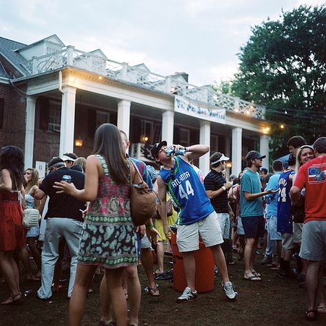 What to do and not to do at a fraternity party. Frat Party Themes, Frat Party Aesthetic, Frat Boy Aesthetic, Fanfiction Aesthetic, Teenage Fun, Frat Outfits, Pong Tournament, Frat Party Outfit, House Party Aesthetic