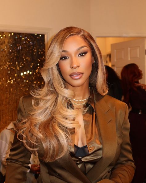 Blonde On African American Women, Beyonce Brown Hair, Honey Blonde Hair Beyonce, Blonde Hair Black Women, Brown Skin Blonde Hair, Dark Sorceress, Savannah James, Beyonce Blonde Braids, Beyonce Platinum Blonde